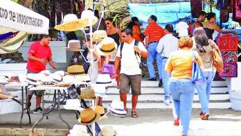 Turistas visitan el Paso de las Flores en las Bóvedas y aprovechan para comprar algunos recuerdos de Panamá.