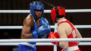 Atheyna Bylon durante su pelea con Lauren Price.