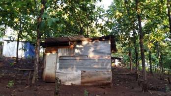 Una casa de zinc para algunos parecerá poco, pero para ellos lo es todo.