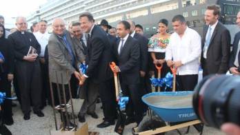 Durante la primera palada, Varela instó a los empresarios contratara la mano de obra local.