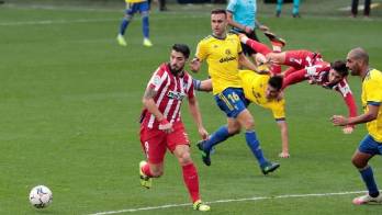 Luis Suáreaz delante del Atlético Madrid.