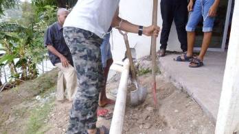 Los estudiantes de albañilería construyen nuevo sanitario.