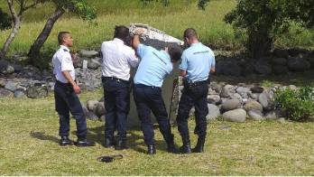 Miembros de la gendarmería francesa inspeccionan la pieza.