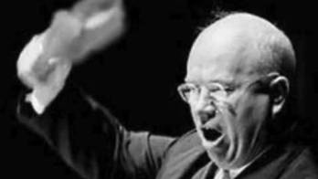 Kruschev amenaza a la ONU con su zapato
