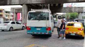 Imagen del bus Coaster de la ruta Vacamonte, involucrado en la trifulca.