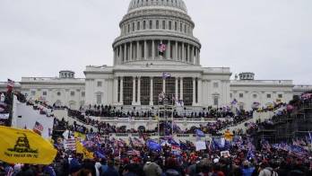 Seguidores de Donald Trump irrumpen en los terrenos del Capitolio durante una protesta.