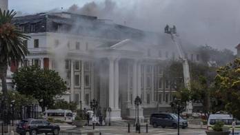 Pasaron más de 12 horas y los bomberos seguían tratando de extinguir el incendio.