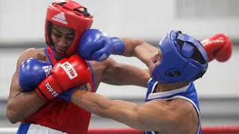 Édgar Ortega (i) del Servicio de Protección institucional (SPI) combate con Kristian Beitia de Migración en los 67kg, el 14 de septiembre de 2022, en Ciudad de Panamá.