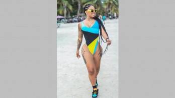 Anyuri le canta a la basurita del camino