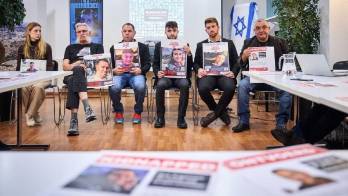Familiares de secuestrados por el grupo palestino islamista Hamás ofrece una rueda de prensa en el Centro de Documentación e Información de Israel.