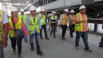 Los ingenieros inspeccionan los avances de los trabajos.