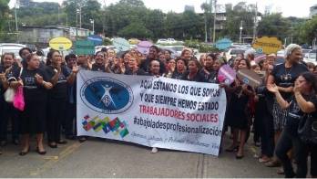 Protestaron ayer en las cercanías de la UP.