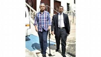 Guardia junto a su abogado.