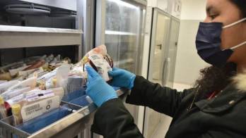 Acudir a los bancos de sangre.