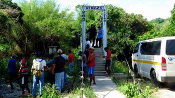 La adolescente salió huyendo y fue auxiliada por unos trabajadores.