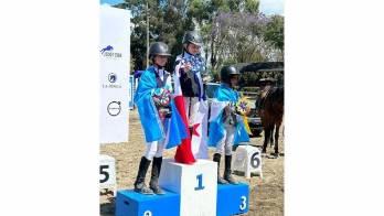 Elisse Van Heulle (c).