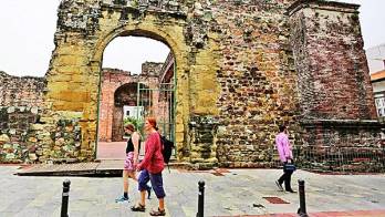 La temporada alta de turismo comienza con el pie izquierdo tras una oleada de manifestaciones callejeras.