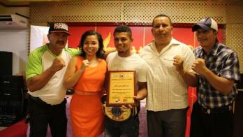 El boxeador Ronald ‘Gallito' Batista recibió su premio en compañía de su equipo.