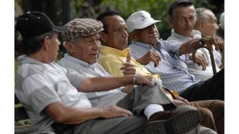 Jubilados esperan que se les dé un aumento de $50.