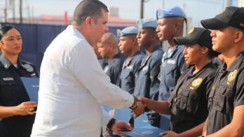 Ministro Pino entregó reconocimientos