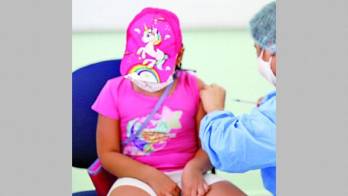 Cuestionan la vacunación a los menores