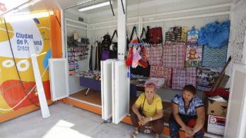 Vendedoras en el Mercado de El Cruce, en espera de clientes.