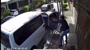 Pelé quedó tendido entre los asientos del vehículo.