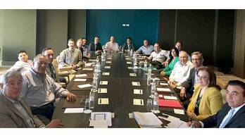 Empresarios mantienen constante conversaciones.