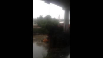 Taxi fue llevado por la corriente en San Miguelito.