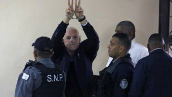 Al momento que iba entrando a la audiencia, Martinelli se molestó por que los custodios que lo acompañaban lo empujaban.