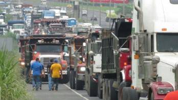 Cerca de 50 camiones de Panamá Oeste no lograron participar de la caravana, pues agentes policiales lo impidieron