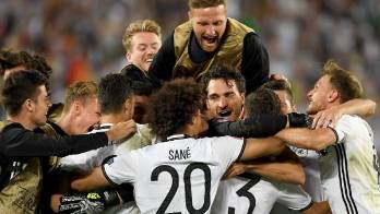 Jugadores de Alemania celebran tras vencer a Italia en cuartos y avanzar a semifinal.