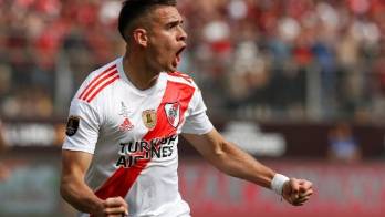 Con doblete de Santos Borré, River es líder