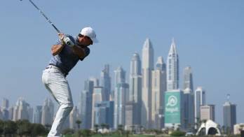CONQUISTA SU TERCER TÍTULO EN DUBAI | El norirlandés Rory McIlroy, número 1 del mundo, debutó con éxito en el circuito europeo esta temporada al conseguir su tercer título en el torneo de Dubai con 269 golpes, 19 bajo el par. No fue, sin embargo, una victoria sencilla porque el estadounidense Patrick Reed con un último recorrido con 65 golpes le puso caro el triunfo. De hecho McIlroy tuvo que hacer un 'birdie' en el hoyo 18 para no tener que acudir al desempate con el estadounidense, que finalizó con 270 golpes en el Emirates Golf Club de Dubai.