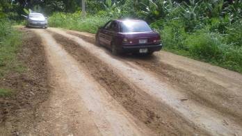 Con las lluvias, el camino se convierte en un mar de lodo casi intransitable en carro.