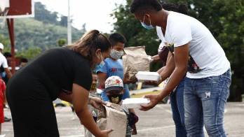 Desde que inició la pandemia, estos chicos ofrecen alimentos a niños que viven en lugares distantes.