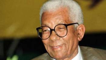 Walter Sisulu recupera su libertad en Sudáfrica