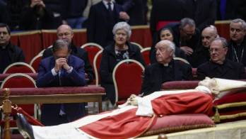 El féretro del pontífice emérito, saldrá del templo el jueves en torno a las 8:50 hora local, unos 40 minutos antes del inicio del funeral.