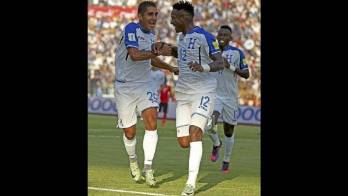 Romell Quioto (d) y Jorge Claros (i) celebran la anotación de ayer ante Trinidad y Tobago.