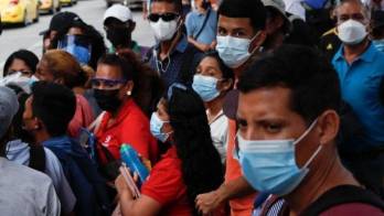 Durante la pandemia fue obligatorio el uso de las mascarillas. Aún hay personas que la siguen usando.