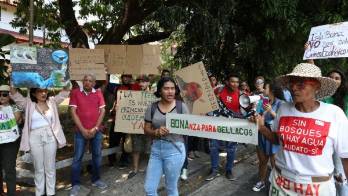 Hubo protestas en defensa de isla Boná.