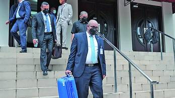 Fiscales salen de la Corte al terminar juicio.