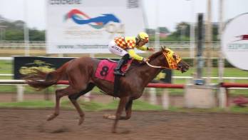 Lorenzo Lezcano estuvo a cargo de la monta de ‘El Rojo'.
