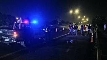 Del fuerte impacto el cuerpo quedó a unos 100 metros del sitio del accidente.
