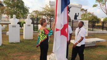 Izada de la bandera en la cancha deportiva.