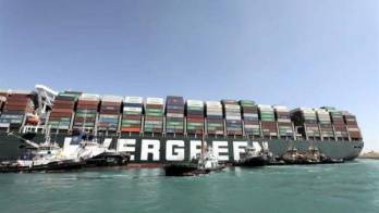 Egipto intenta sin éxito reflotar el buque varado en el canal de Suez