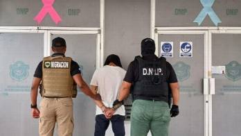 Policía detiene a dos extranjeros, uno de ellos por violador