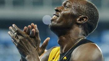 Usain Bolt fue filmado realizando un baile subido de tono y además fue fotografiado en la cama con una joven brasileña.