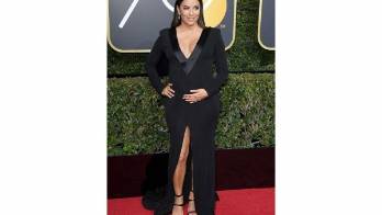 Longoria,lució un vestido escotado.