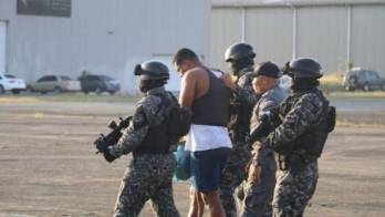 Con chaleco antibala y fuerte custodia Marshall llevado a Punta Coco.